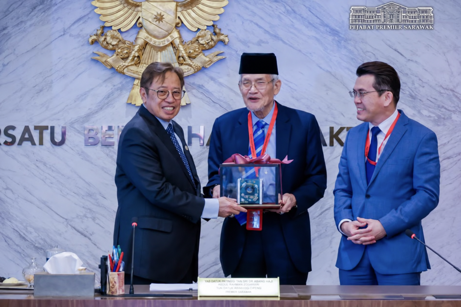 UiTM Sarawak delegation presenting a gift to the Premier of Sarawak